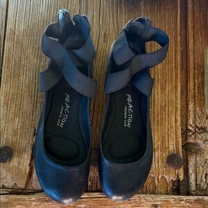 Kenneth Cole Reaction Women's Black Cross-Strap Flats